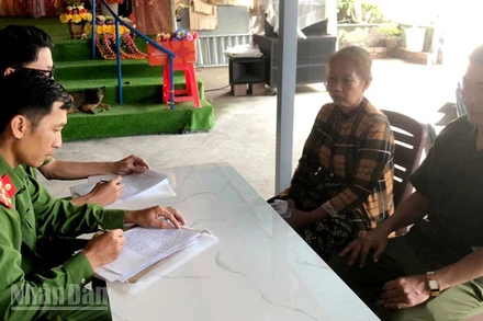 Công an làm việc với những người có liên quan.