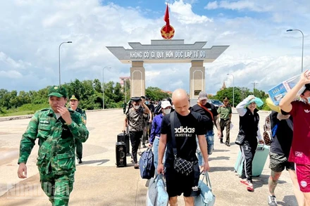 Công dân Việt Nam được phía Đồn Công an cửa khẩu Prek Chak (Campuchia) trao trả. (Ảnh: Biên phòng tỉnh An Giang)