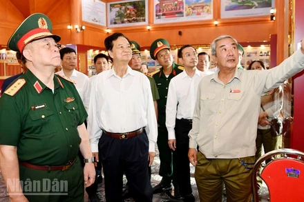 Đồng chí Nguyễn Tấn Dũng, nguyên Ủy viên Bộ Chính trị, nguyên Thủ tướng Chính phủ và Đại tướng Nguyễn Trọng Nghĩa tham quan Đền tưởng niệm Anh hùng liệt sĩ và người có công. (Ảnh: PHƯƠNG VŨ).