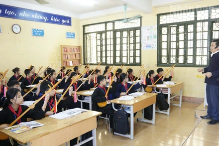 Những ngôi trường mới, lớp học sạch đẹp sẽ giúp chắp cánh cho ước mơ của các em học sinh nơi biên cương xứ Lạng bay xa.