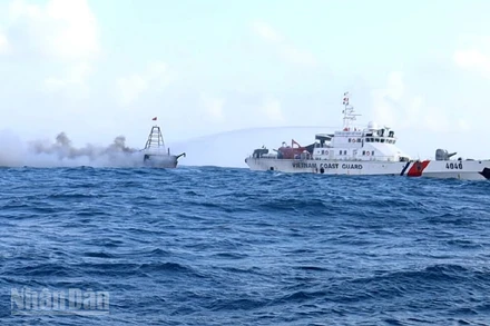 Tàu CSB 4040 nhanh chóng tiếp cận, nỗ lực triển khai các phương án chữa cháy và cứu nạn.