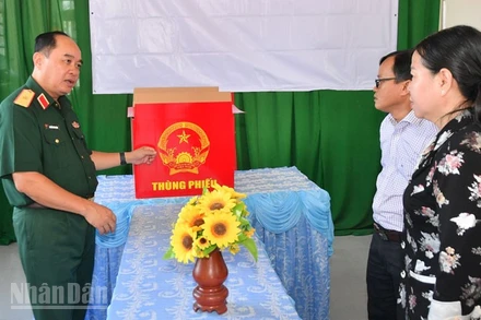 Thiếu tướng Nguyễn Văn Ngành, Chỉ huy trưởng Bộ Chỉ huy quân sự tỉnh An Giang kiểm tra trực tiếp công tác chuẩn bị bầu cử tại các điểm bầu cử trên địa bàn xã Nhơn Hội. (Ảnh: PHƯƠNG VŨ)