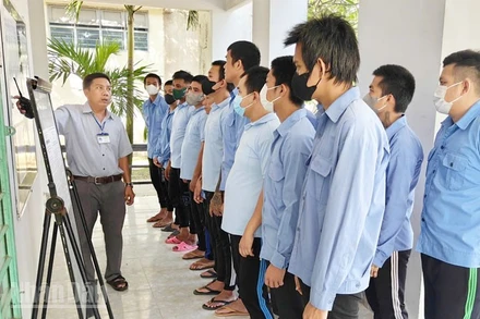 Học viên đang xem danh sách người ứng cử Hội đồng nhân dân các cấp bên trong cơ sở. (Ảnh: NGHIÊM TÚC)