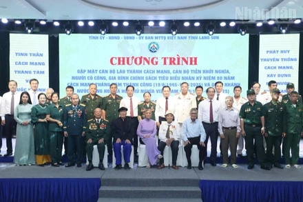 Các đồng chí lãnh đạo tỉnh Lạng Sơn cùng cán bộ lão thành cách mạng, cán bộ tiền khởi nghĩa, người có công, gia đình chính sách tiêu biểu tại buổi gặp mặt.