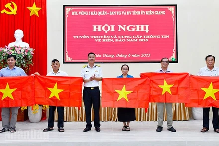 Đại tá Tăng Ngọc Thạch, Phó Chủ nhiệm Chính trị Bộ Tư lệnh Vùng 5 Hải quân tặng cờ Tổ quốc cho các đại biểu.