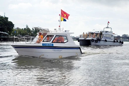 Lực lượng Cảnh sát giao thông ra quân trên các tuyến sông kiểm soát các phương tiện có gắn thiết bị bơm, hút và vận chuyển cát, sỏi trên địa bàn toàn tỉnh. (Ảnh: VĂN VŨ).