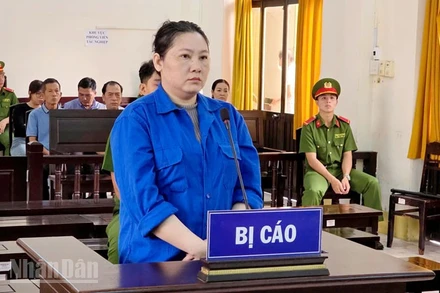 Bị cáo Bùi Thị Kim Thảo nghe tòa tuyên án. (Ảnh: VĂN VŨ)