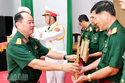 Lãnh đạo Bộ Chỉ huy Quân sự tỉnh An Giang trao danh hiệu thi đua cho các tập thể, cá nhân có thành tích xuất sắc trong phong trào thi đua Quyết thắng năm 2025.