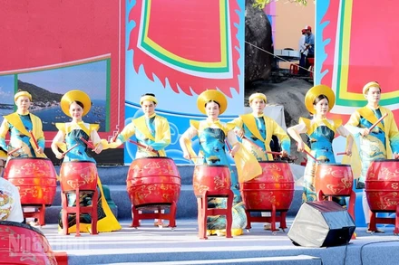 Tiết mục trống hội tại Lễ Nghinh Thần. 