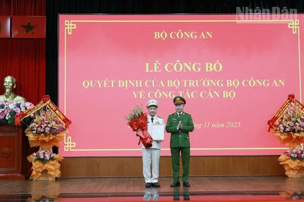 Lãnh đạo Bộ Công an chúc mừng Thượng tá Vũ Thanh Tùng, Giám đốc Công an tỉnh Lạng Sơn.