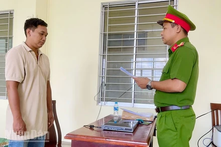 Đối tượng Phạm Tấn Linh (bên trái).