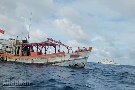 Lực lượng Bộ Tư lệnh Vùng Cảnh sát biển 4 phát hiện, xử lý tàu chở dầu DO không có hóa đơn, chứng từ chứng minh nguồn gốc xuất xứ hàng hóa.