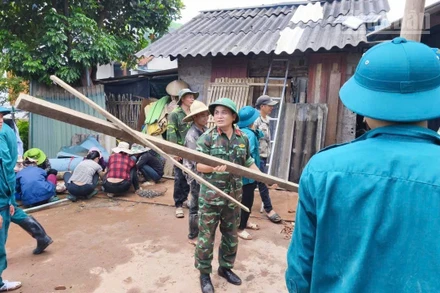Ban Chỉ huy Phòng thủ khu vực 4, Đình Lập, tỉnh Lạng Sơn hỗ trợ nhân dân chằng chống nhà cửa. (Ảnh: Bộ Chỉ huy Quân sự tỉnh Lạng Sơn)