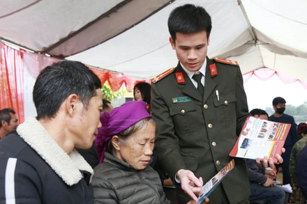 Công an tỉnh Lạng Sơn tuyên truyền pháp luật cho nhân dân trên địa bàn xã Khánh Khê.