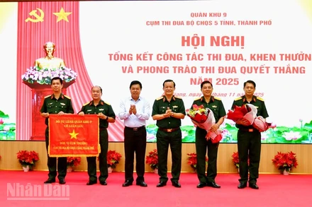 Trung tướng Hồ Văn Thái, Bí thư Đảng ủy, Chính ủy Bộ Tư lệnh Quân khu 9 và Ủy viên Trung ương Đảng, Bí thư Tỉnh ủy An Giang Nguyễn Tiến Hải trao cờ và hoa chúc mừng cho đơn vị cụm trưởng Cụm thi đua Bộ Chỉ huy quân sự 5 tỉnh, thành (Quân khu 9) năm 2026. (Ảnh: PHƯƠNG VŨ).