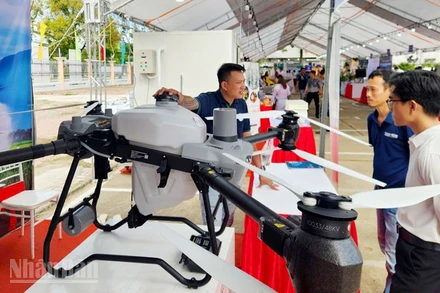 Trưng bày mô hình thiết bị phục vụ trong nông nghiệp.