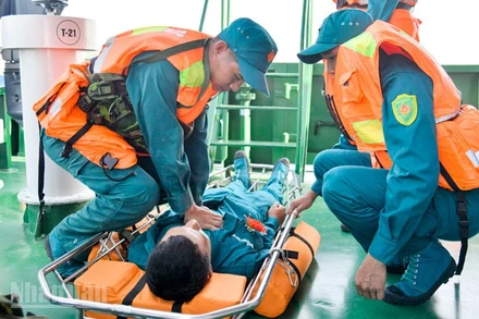 Cán bộ, chiến sĩ Hải đội dân quân thường trực tỉnh An Giang tham gia nội dung thi cứu hộ, cứu nạn trên biển.