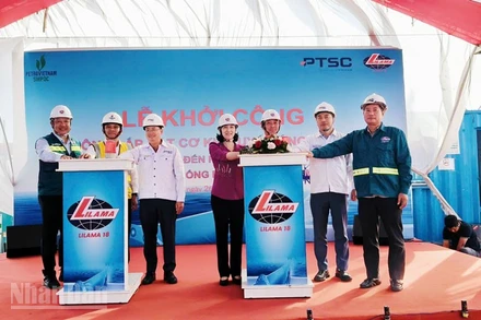 Đại diện chính quyền địa phương, chủ đầu tư và nhà thầu thực hiện nghi thức khởi công hạng mục thi công lắp đặt cơ khí tuyến ống bờ thuộc Dự án đường ống dẫn khí Lô B-Ô Môn.
