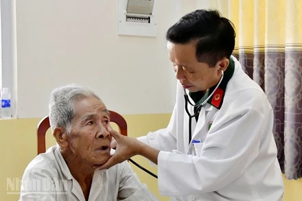 Bác sĩ Bệnh viện Quân y 121 đã khám bệnh cho người dân xã Đông Hưng.