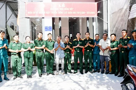 Bộ Chỉ huy quân sự tỉnh An Giang bàn giao nhà cho gia đình thiếu tá Định Quốc Kiệt, xã Long Thạnh.