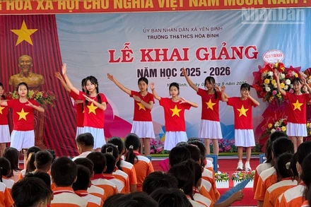 Tiết mục văn nghệ của các em học sinh Trường tiểu học và trung học cơ sở Hòa Bình.