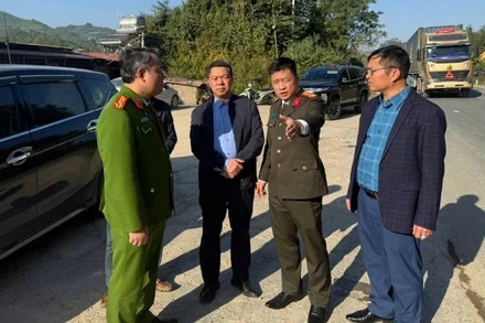 Lãnh đạo Ủy ban nhân dân tỉnh và Công an tỉnh Lạng Sơn kiểm tra hiện trường vụ tai nạn.