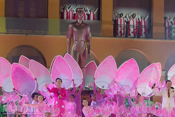 Tiết mục mở màn chương trình nghệ thuật "Hành trình thế kỷ". (Ảnh: MẠNH HẢO)