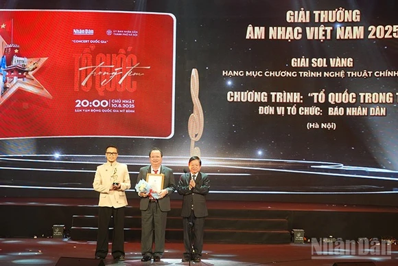 Đại diện Báo Nhân Dân nhận Giải Sol Vàng hạng mục Chương trình nghệ thuật chính luận năm 2025 cho chương trình Concert "Tổ quốc trong tim". (Ảnh: Linh Bảo)