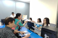 Điểm phục vụ hành chính công xã Thanh Trì (Hà Nội) hướng dẫn người dân làm thủ tục mua bán bất động sản. (Ảnh VĂN HỌC)