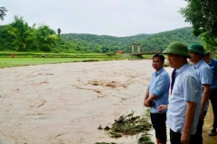 Ông Nguyễn Thái Bình (phía trước, bên phải ảnh) kiểm tra tình hình mưa lũ tại địa bàn. (Ảnh Lan Lê)