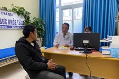 Thầy thuốc Ưu tú, bác sĩ chuyên khoa 2, Giám đốc Bệnh viện Sa Pa (Lào Cai) - Phạm Lê Trung thăm khám cho bệnh nhân. 