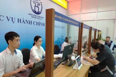 Điểm phục vụ hành chính công Hoàng Mai (Hà Nội), các chuyên viên nhiệt tình hướng dẫn người dân làm thủ tục. (Ảnh HẢI MIÊN)