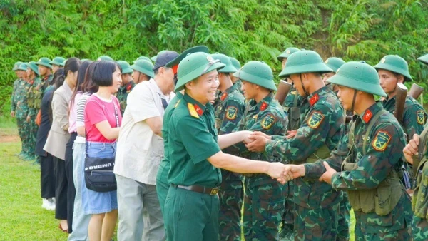 Các tác giả trong chuyến thực tế thuộc khuôn khổ Trại sáng tác kịch bản điện ảnh từng được Điện ảnh Quân đội nhân dân tổ chức.