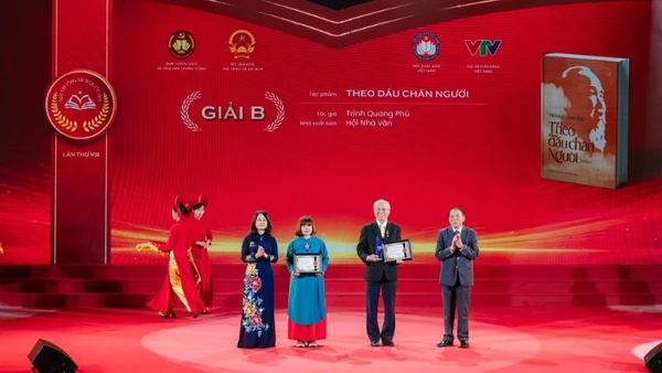 Đại diện Nhà xuất bản Hội Nhà văn và Giáo sư Trình Quang Phú nhận giải B Giải thưởng Sách Quốc gia.