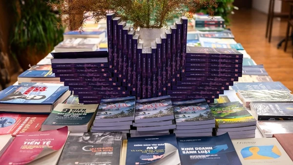 Các tác phẩm được trưng bày, giới thiệu tới bạn đọc.