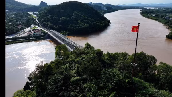 Cầu Hàm Rồng - biểu tượng của một thời oanh liệt.