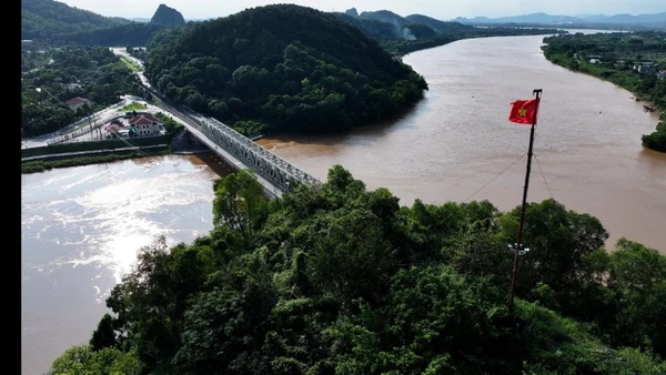 Cầu Hàm Rồng - biểu tượng của một thời oanh liệt.