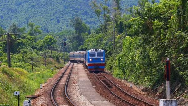 Tàu qua Hải Vân Bắc.