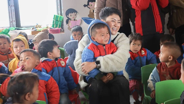 Niềm vui của các em nhỏ vùng cao khi nhận được sự sẻ chia từ nhà trường.