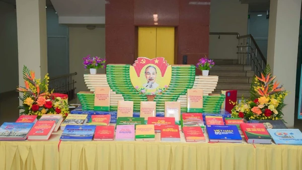 Không gian trưng bày các tác phẩm nổi bật do Nhà xuất bản Quân đội nhân dân ấn hành.