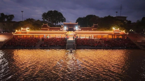 Thầy và trò từ Thủ đô tưởng niệm các Anh hùng liệt sĩ bên bờ sông Thạch Hãn.