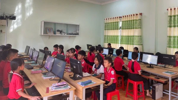 Học sinh các nhà trường được tiếp cận với chương trình "1.000 cánh thư vượt sóng".