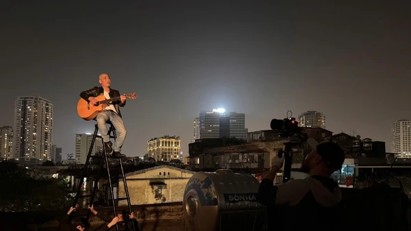 Nhạc sĩ Trương Quý Hải trong một cảnh quay "Tìm lại giấc mơ thiên đường" của đạo diễn Việt Bắc.