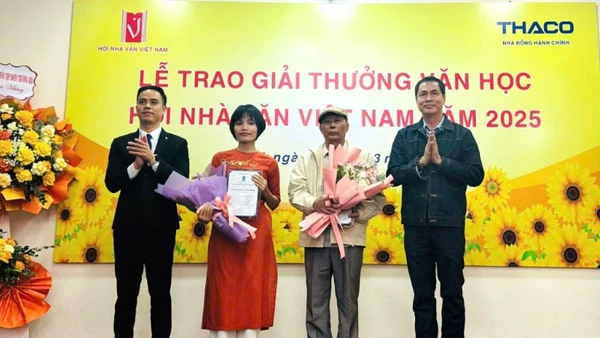 Tác giả Nguyễn Thị Kim Nhung và đại diện cho tác giả Cao Việt Quỳnh (giữa) nhận Giải Tác giả trẻ.