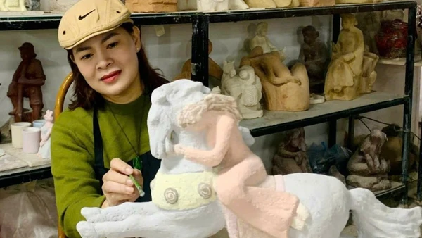 Họa sĩ Nguyễn Thị Thu Trang trong quá trình tạo hình một tác phẩm chủ đề năm Bính Ngọ 2026.