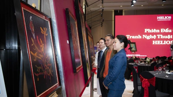 Thưởng thức tác phẩm tại không gian của phiên đấu giá nghệ thuật Helios.