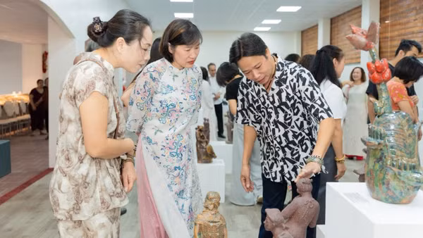 Triển lãm "Ngôn ngữ của đất" đang thu hút đông đảo nghệ sĩ và công chúng.