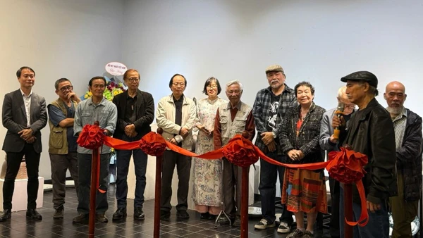 Các nghệ sĩ phát biểu cảm nghĩ tại triển lãm chung.