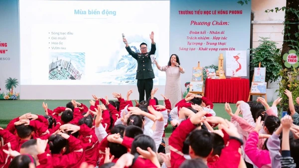 Thượng tá, nhà văn Nguyễn Xuân Thủy giao lưu cùng các em học sinh.