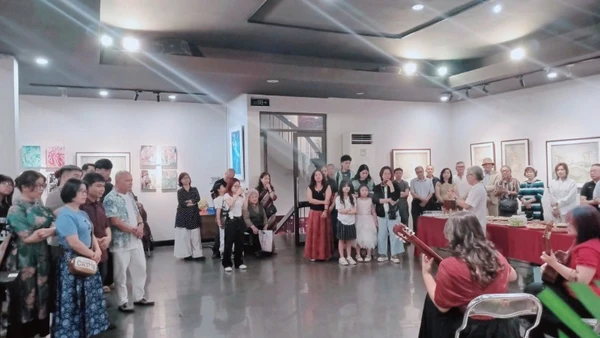 Không gian khai mạc triển lãm thu hút sự quan tâm của giới nghệ sĩ và công chúng.